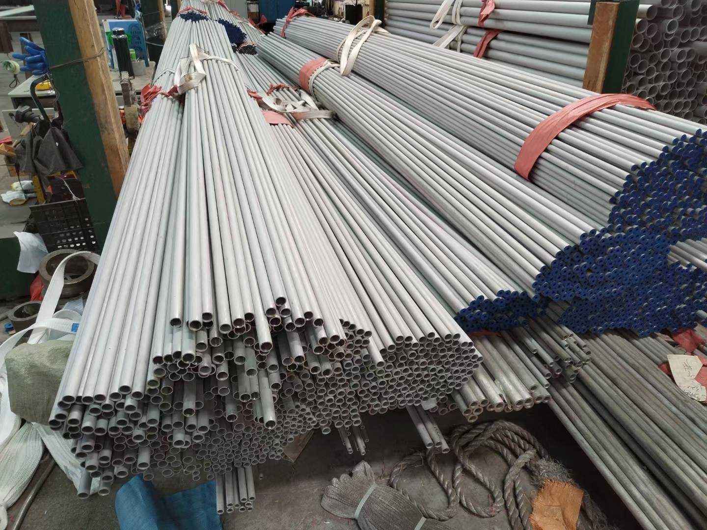 Bundles of seamless stainless steel tubes in multiple diameters at the TeCarve workshop