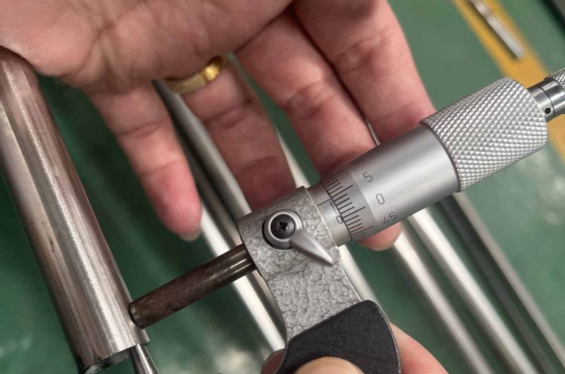 checking stainless pipe concentricity