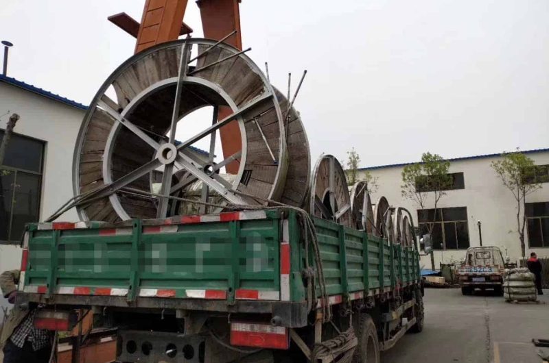 stainless pipe loading with wooden supports
